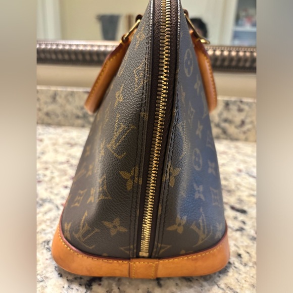 Authentic LOUIS VUITTON Alma Handbag - Picture 11 of 17